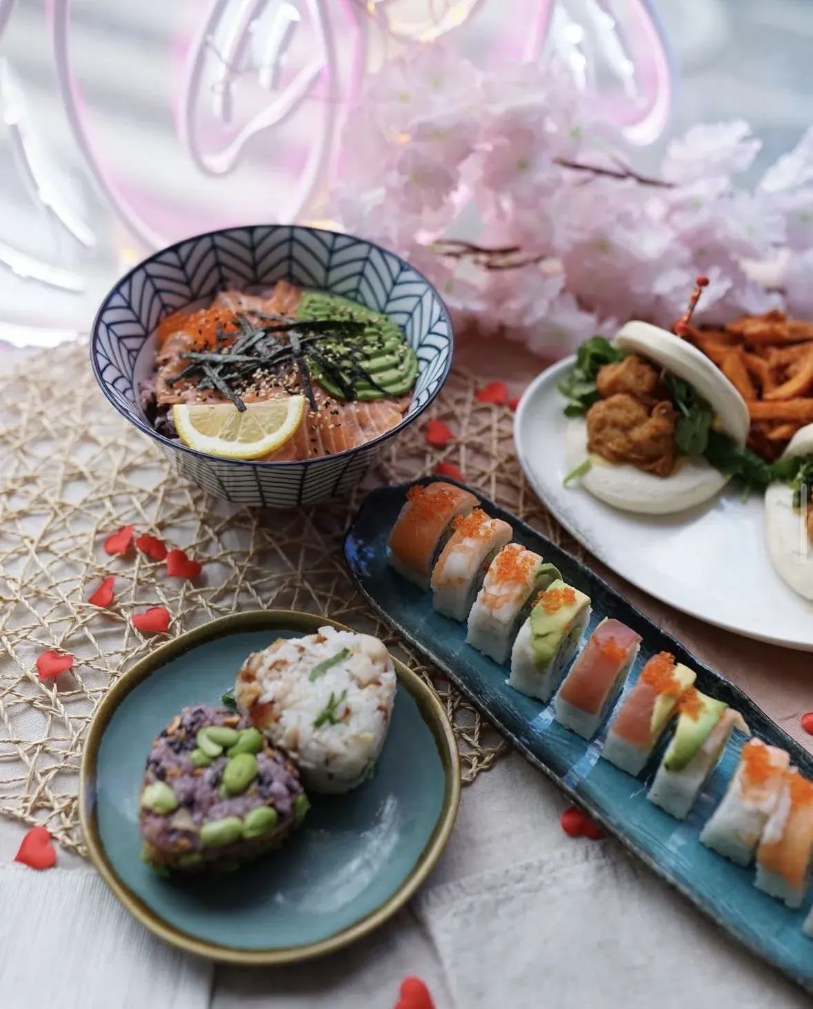 Une table de ramen, rolls et petits plats chez Yummy